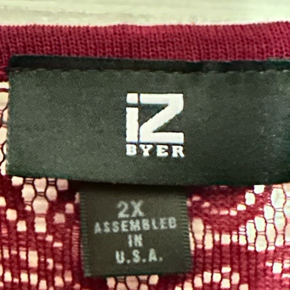 Burgundy top with lace details by iZ Byer - Picture 4 of 5